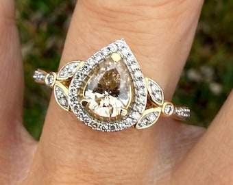 Anillo de compromiso o cóctel con diamantes color champán natural en forma de pera en oro amarillo de 14 k