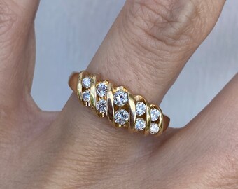 Abschlussring mit rundem Brillantkanalbesatz und Diamanten für Hochzeitstag, Stapelring aus 14 Karat Gelbgold