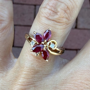 Anillo de cóctel vintage con rubí marquesa y diamantes redondos en oro amarillo de 14k.