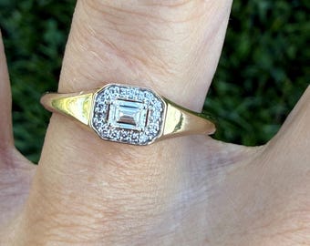 Anillo apilable East West Natural Emerald Cut Diamond Halo Band de oro amarillo de 10 quilates