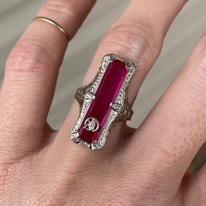 Vintage Estate Fancy Cut lange synthetische Ruby 14k witgoud filigraan Solitaire Ring