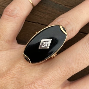 Vintage Estate Grote Zwarte Onyx Single Cut Diamond Oval Plaque Hand Gegraveerde Cocktail Ring 10K Geel Goud