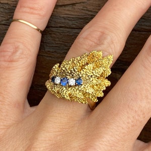 Fine Quality Vintage Blue Sapphire Round Diamond Cocktail Ring 18K Yellow Gold