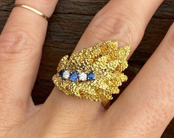 Fine Quality Vintage Blue Sapphire Round Diamond Cocktail Ring 18K Yellow Gold