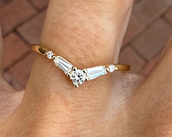 Anillo apilable de boda/aniversario con banda de diamantes redondos cultivados en laboratorio, talla baguette, diseño de chevrón, oro amarillo de 14k.