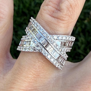 2 kt rond stokbrood natuurlijke diamanten gekruiste brede bandring 10 kt witgoud