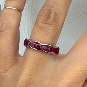 Anello da cocktail con rubino rotondo autentico in oro bianco 14 carati
