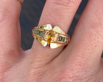 Anillo de cóctel de zafiro amarillo ovalado auténtico y zafiro verde de talla princesa en oro amarillo de 14 k