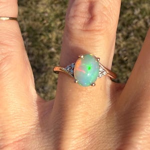 Anillo de cóctel con ópalo y diamantes naturales en oro rosa de 10 quilates imagen 12