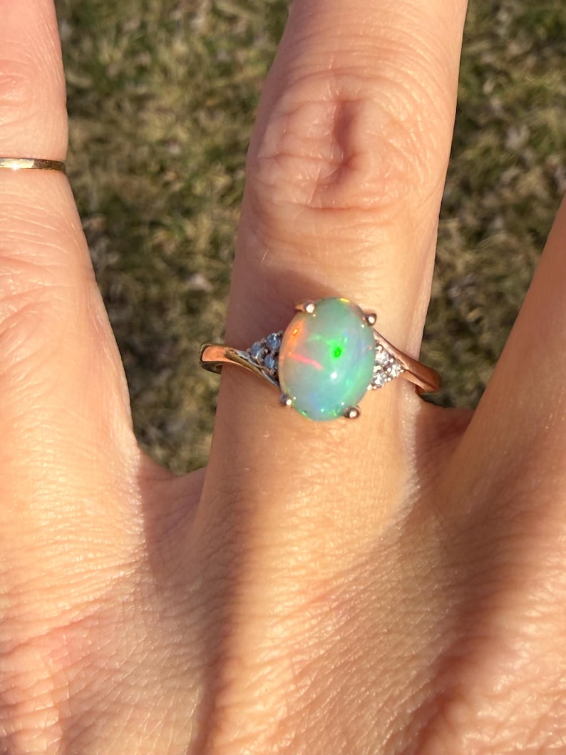 Anillo de cóctel con ópalo y diamantes naturales en oro rosa de 10 quilates imagen 12
