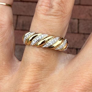 Anillo apilable de aniversario de boda con diamante natural redondo talla brillante, oro amarillo de 10k.