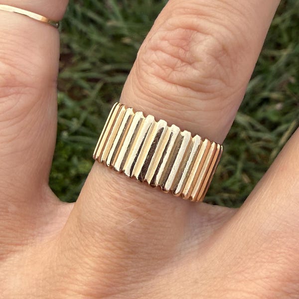 Bague éternité large pour mariage côtelée en or jaune 14 carats