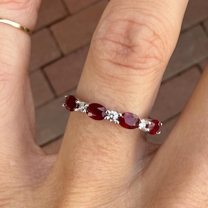 Anello impilabile per anniversario con rubino ovale e rotondo in oro bianco 14 carati, con diamanti naturali.