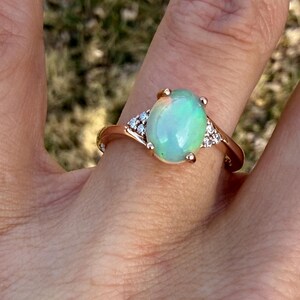 Anillo de cóctel con ópalo y diamantes naturales en oro rosa de 10 quilates imagen 17