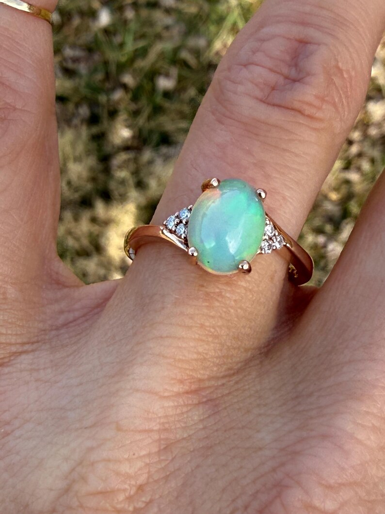 Anillo de cóctel con ópalo y diamantes naturales en oro rosa de 10 quilates imagen 17