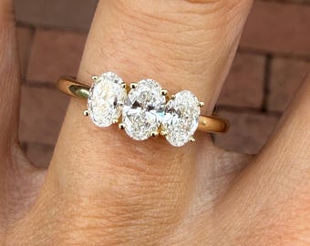 Anillo de compromiso Trilogy ovalado con diamante cultivado en laboratorio de 1,00 ct en oro amarillo de 10k.