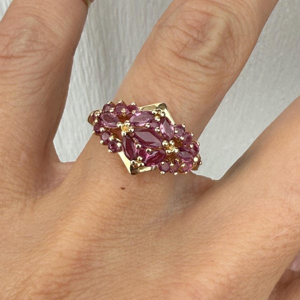 Anillo de cóctel de oro amarillo de 10 k con turmalina rosa redonda y talla marquesa