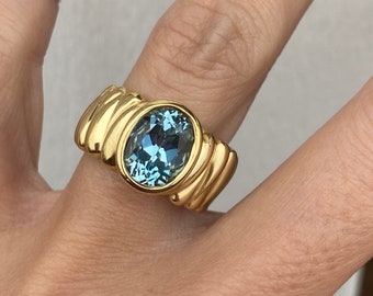 Fine Quality Elizabeth Rand 18K Yellow Gold Bezel Set Oval Blue Aquamarine Solitaire Ring