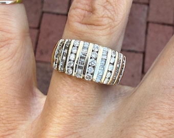 Anillo de boda/aniversario de oro amarillo de 10 quilates con banda ancha y diamantes talla baguette redondos de 1 quilate y diseño vertical engastados.