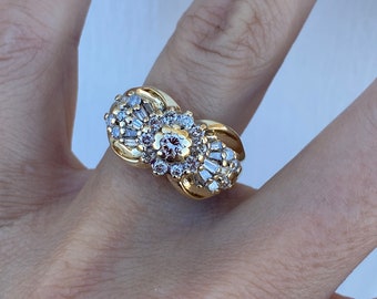 Anillo de cóctel o anillo de compromiso con diamantes redondos baguette en oro amarillo de 14 k