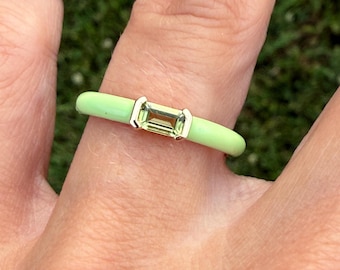 Anillo apilable Effy de oro amarillo de 14k con peridoto de talla esmeralda, engastado en medio bisel y esmalte verde lima.