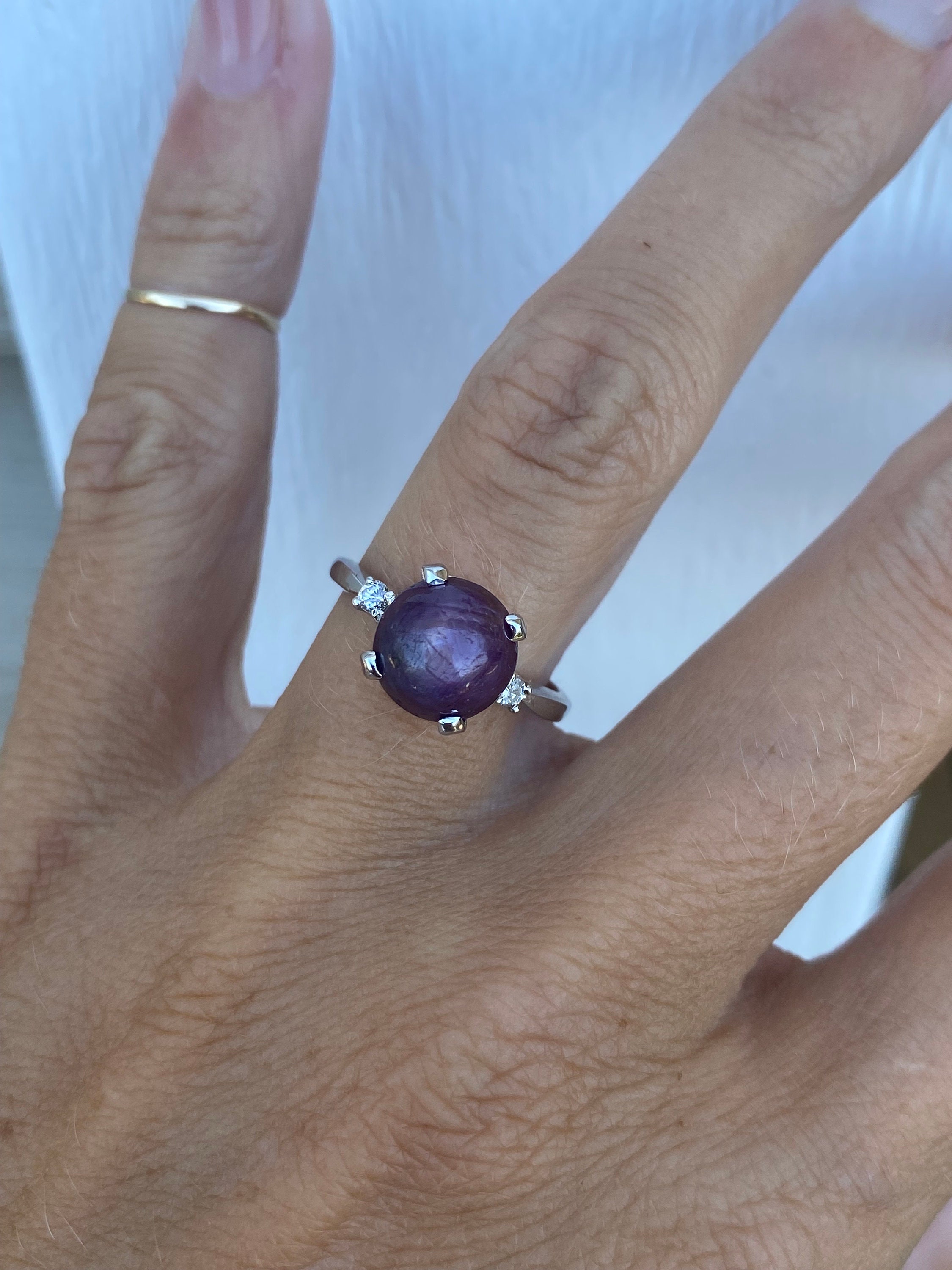 Anillo de cóctel vintage de oro blanco de 14 k con cabujón de rubí estrella auténtico de 2,50 quilates y diamantes de talla redonda.