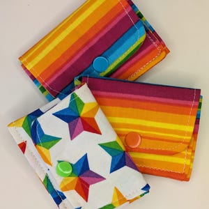 Cartera o portatarjetas de regalo de tela en miniatura con diseño de arcoíris