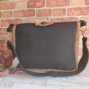 Bolso de mano rectangular de fieltro negro para mujer