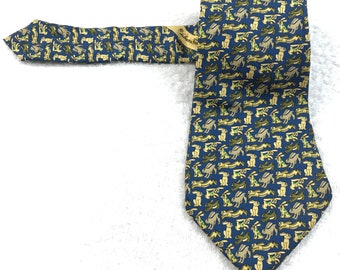 Puede incluir: Una corbata de seda azul con un patrón de conejos marrones sobre un fondo blanco. La corbata tiene una etiqueta que dice "Leathers for Men".