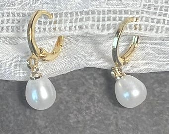 Pendientes Huggie de perla de agua dulce dorada: delicadas joyas nupciales