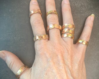 Anillo de cobre trenzado bicolor hecho a mano: joyería bohemia para parejas