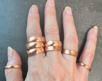 Anillo de cobre artesanal: banda lisa, estilo bohemio, joyería curativa
