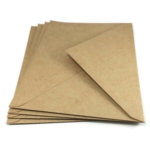 Puede incluir: Un paquete de cinco sobres de papel kraft marr&oacute;n. Los sobres est&aacute;n doblados y listos para ser utilizados para el env&iacute;o postal.