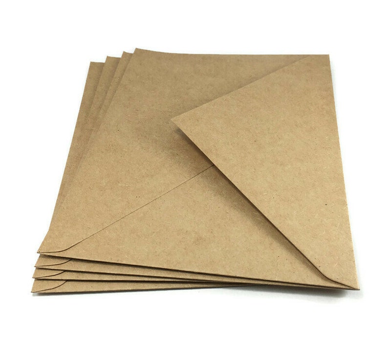 Puede incluir: Un paquete de cinco sobres de papel kraft marr&oacute;n. Los sobres est&aacute;n doblados y listos para ser utilizados para el env&iacute;o postal.