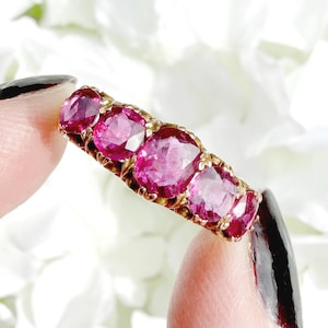 Anillo antiguo de oro rosa de 9k con cinco piedras de rubí de 2 quilates, estilo victoriano y eduardiano.