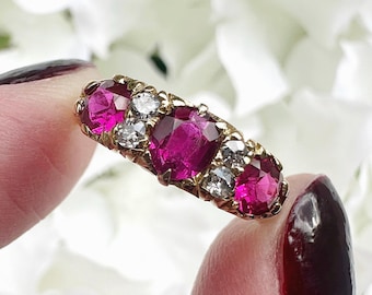 Anillo trilogía vintage de oro de 18 quilates con rubíes y diamantes.