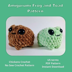 Könnte beinhalten: Ein brauner gehäkelter Frosch und eine grüne gehäkelte Kröte sind nebeneinander abgebildet. Beide haben große schwarze Augen und lächelnde Gesichter. Der Text "Amigurumi Frog and Toad Pattern" steht oben. Darunter stehen "Chickens Crochet" und "No Sew Crochet Pattern".