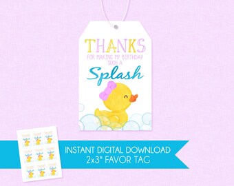 Può includere: Un'anatra di gomma gialla con un fiocco rosa sulla testa galleggia in una vasca di bolle. Il testo "THANKS FOR MAKING MY BIRTHDAY SUCH A Splash" è stampato su un'etichetta bianca con un bordo giallo. L'etichetta misura 5 cm per 7,5 cm ed è scaricabile digitalmente.