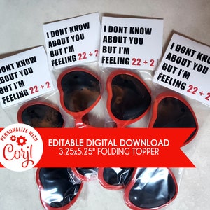 Peut inclure: Quatre lunettes de soleil en forme de c&oelig;ur rouges avec des verres noirs. Chaque paire de lunettes est emball&eacute;e avec une carte blanche sur laquelle est inscrit "Je ne sais pas pour toi, mais je me sens 22 + 2". Le texte est en noir. Les lunettes de soleil sont emball&eacute;es dans des sacs en plastique transparents. L'image comprend &eacute;galement une banni&egrave;re rouge avec le texte "T&eacute;l&eacute;chargement num&eacute;rique modifiable 3,25 x 5,25" Topper pliable" en texte blanc. L'image comprend &eacute;galement un cercle blanc avec un engrenage et le texte "Personnaliser avec Corjl" en texte noir.