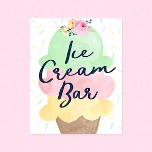 Könnte beinhalten: Ein Schild im Aquarellstil mit dem Schriftzug "Ice Cream Bar" in dunkelblauer Schrift. Das Schild zeigt drei Eiskugeln in Pastellgrün, Rosa und Gelb, die mit einem Blumenarrangement verziert sind. Der Hintergrund ist weiß mit bunten Streuseln.