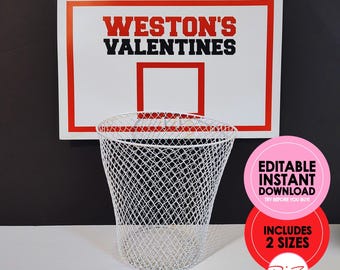 Puede incluir: Una cesta de malla de alambre blanca con un tablero en forma de aro de baloncesto. El tablero es blanco con un borde rojo y el texto "WESTON'S VALENTINES" en rojo y negro. Dos pegatinas circulares rosas y rojas están en la esquina inferior derecha.