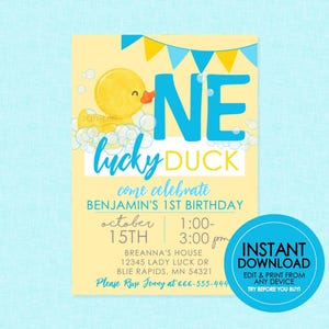 Puede incluir: Una invitaci&oacute;n de cumplea&ntilde;os amarilla y azul con un pato de goma de dibujos animados. La invitaci&oacute;n dice "One Lucky Duck" e incluye detalles para la fiesta del primer cumplea&ntilde;os de Benjamin. El texto dice "Ven a celebrar el primer cumplea&ntilde;os de Benjamin, el 15 de octubre, de 1:00 a 3:00 pm, en la casa de Breanna, 12345 Lady Luck Dr, Blue Rapids, MN 54321. Por favor, confirma tu asistencia con Jenny al 666-555-4444."
