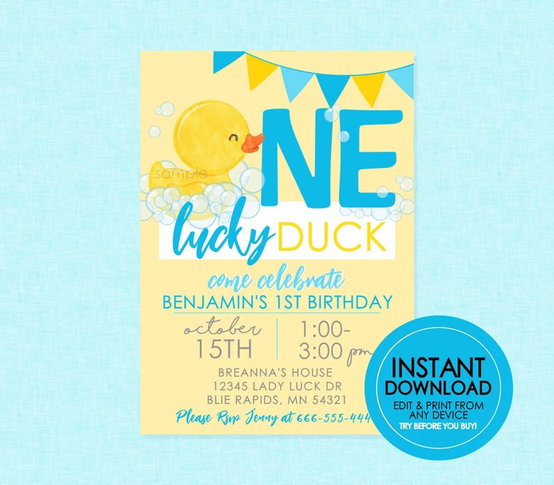 Puede incluir: Una invitaci&oacute;n de cumplea&ntilde;os amarilla y azul con un pato de goma de dibujos animados. La invitaci&oacute;n dice "One Lucky Duck" e incluye detalles para la fiesta del primer cumplea&ntilde;os de Benjamin. El texto dice "Ven a celebrar el primer cumplea&ntilde;os de Benjamin, el 15 de octubre, de 1:00 a 3:00 pm, en la casa de Breanna, 12345 Lady Luck Dr, Blue Rapids, MN 54321. Por favor, confirma tu asistencia con Jenny al 666-555-4444."