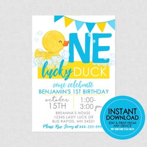 K&ouml;nnte beinhalten: Eine blaue und gelbe Geburtstagseinladung mit einer gelben Gummiente aus dem Cartoon. Die Einladung lautet "One Lucky Duck" und enth&auml;lt den Text "Come celebrate Benjamin's 1st Birthday" sowie Details zur Party. Die Einladung enth&auml;lt auch den Text "Sofort-Download, Bearbeiten und Drucken von jedem Ger&auml;t. Vor dem Kauf ausprobieren!"