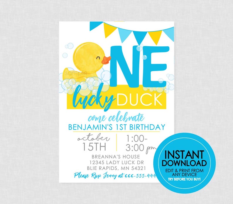 K&ouml;nnte beinhalten: Eine blaue und gelbe Geburtstagseinladung mit einer gelben Gummiente aus dem Cartoon. Die Einladung lautet "One Lucky Duck" und enth&auml;lt den Text "Come celebrate Benjamin's 1st Birthday" sowie Details zur Party. Die Einladung enth&auml;lt auch den Text "Sofort-Download, Bearbeiten und Drucken von jedem Ger&auml;t. Vor dem Kauf ausprobieren!"