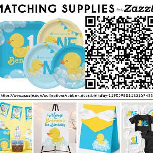 Pu&ograve; includere: Un set di articoli per feste di compleanno abbinati con un anatroccolo di gomma giallo in una vasca da bagno blu con bolle bianche. Il set include un topper per torta, un cartello di benvenuto, una borsa regalo e due magliette. Il testo sul cartello dice "Benvenuti al 1&deg; compleanno di Brennen". Il testo sulle magliette dice "Uno" e "Anatroccolo di gomma".