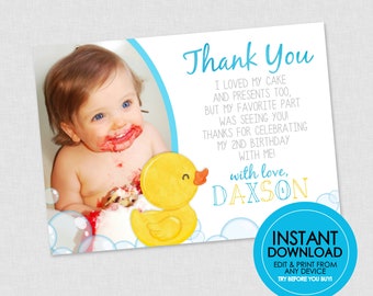 Könnte beinhalten: Eine Dankeskarte mit einem Foto eines Babys mit Kuchen im Gesicht. Die Karte hat eine gelbe Gummiente und blaue und weiße Blasen. Der Text auf der Karte lautet "Danke Ich habe meinen Kuchen und meine Geschenke geliebt, aber mein Lieblingsteil war, dich zu sehen! Danke, dass du meinen 2. Geburtstag mit mir gefeiert hast! mit Liebe, Daxson".