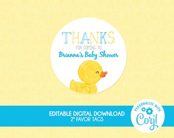 Può includere: Un'etichetta rotonda bianca con un'illustrazione di una paperella di gomma gialla e il testo THANKS FOR COMING TO Brianna's Baby Shower. Il design include una fascia blu in basso con il testo EDITABLE DIGITAL DOWNLOAD 5 cm FAVOR TAGS.