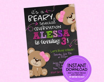Puede incluir: Una invitación imprimible para una fiesta de cumpleaños con un fondo de pizarra y un tema de osito de peluche. La invitación dice "It's a Beary Special Celebration Alessa is turning 3!" e incluye detalles sobre la fiesta, incluyendo la fecha, la hora y la ubicación. La invitación también incluye un lazo rosa y cuentas.