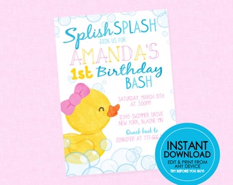 Puede incluir: Una invitación imprimible para una fiesta de primer cumpleaños con un pato de goma amarillo en una bañera con burbujas azules y blancas. El texto dice "Splish Splash Join us for Amanda's 1st Birthday Bash Saturday, March 15th at 3:00pm 12345 Swimmer Drive New York, Blaine MN Quack back to Jennifer at 777-666-XXXX Instant Download Edit & Print from any device Try before you buy!"